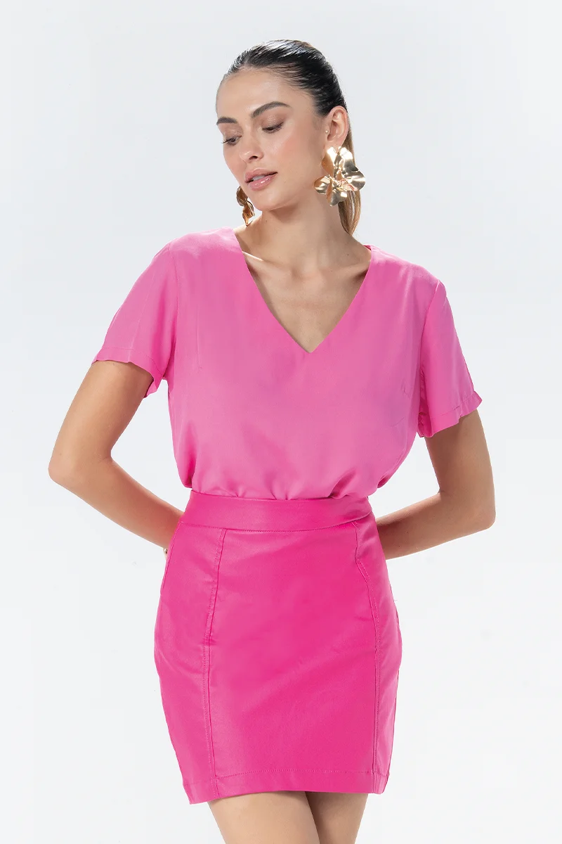 Saia Feminina Curta em Sarja Resinada com Elastano